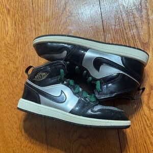 Nike Kids Black and Silver Sneakers with Green Accents
